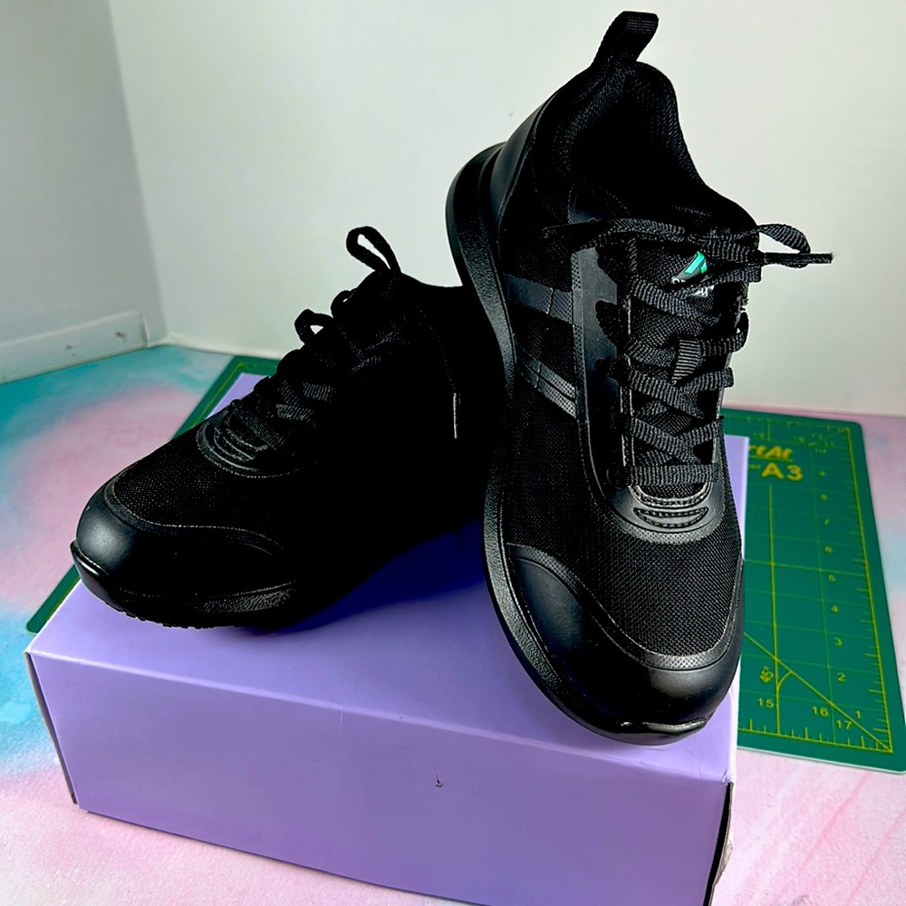 Women’s SR MAX slip resistant work shoes